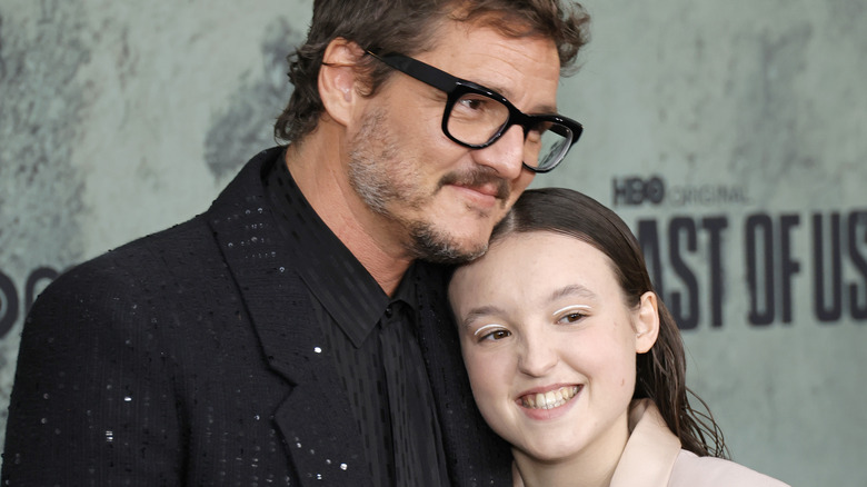 Pedro Pascal et Bella Ramsey, posant ensemble