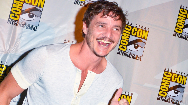 Pedro Pascal souriant, levant le pouce