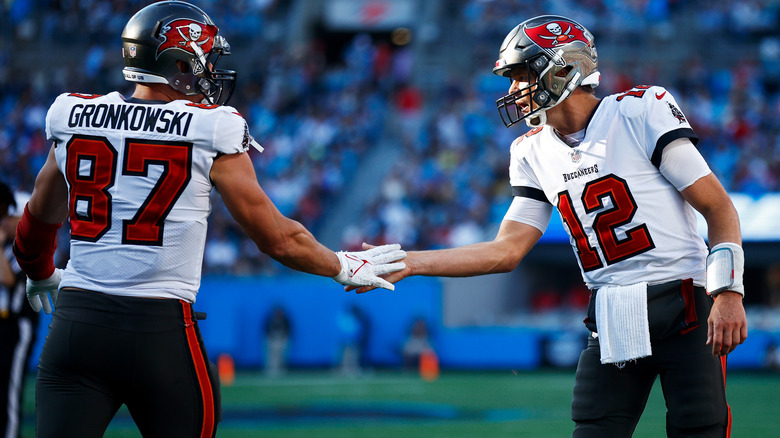 Tom Brady et Rob Gronkowski jouent au football 