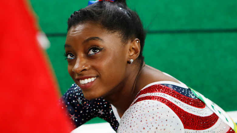 Simone Biles souriant 