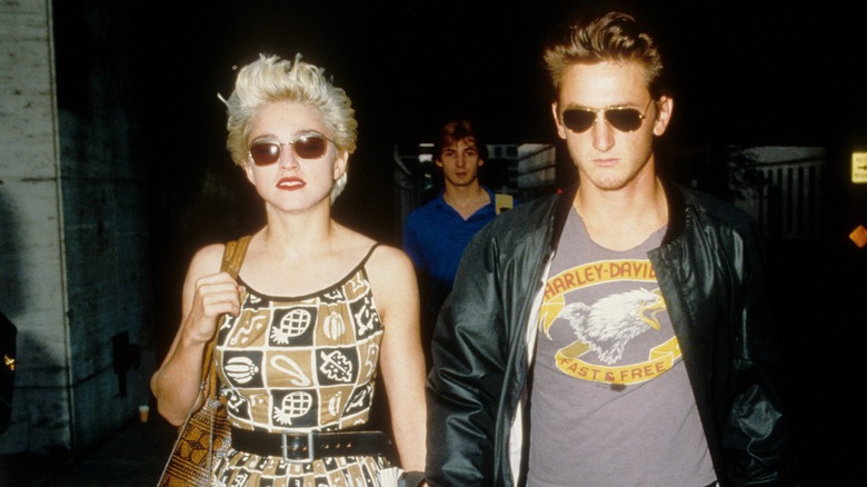 Madonna et Sean Penn marchant