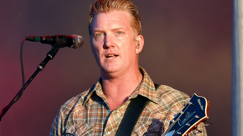 Josh Homme joue de la guitare 