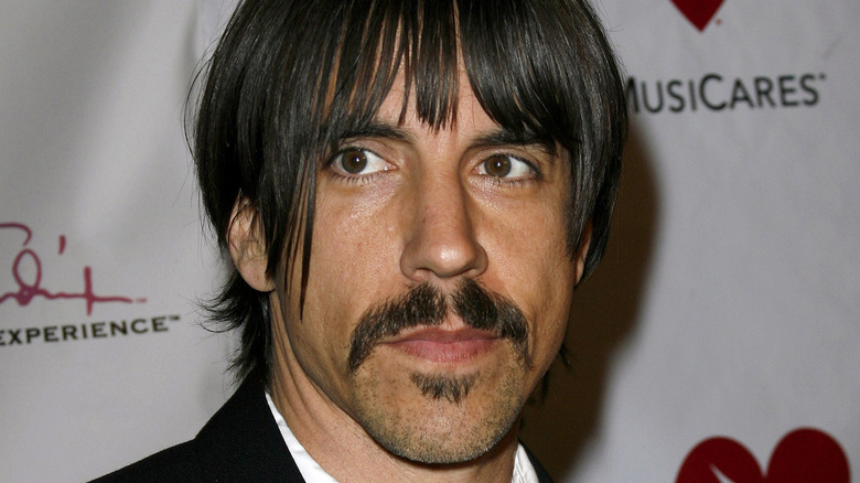 Anthony Kiedis pose 