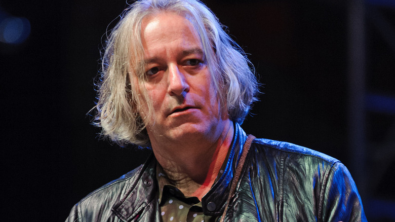 Peter Buck joue de la guitare 