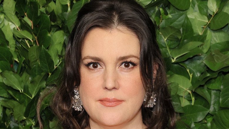 Melanie Lynskey fond feuillu