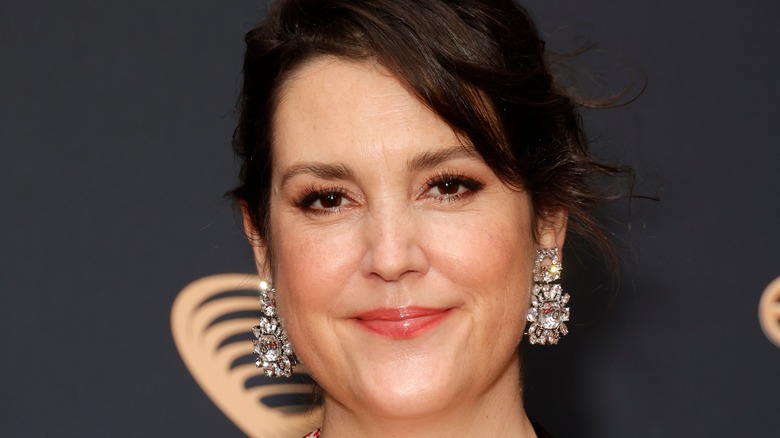 Le côté de Melanie Lynskey a balayé la frange