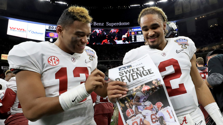 Jalen Hurts et Tua Tagovailoa tiennent un journal