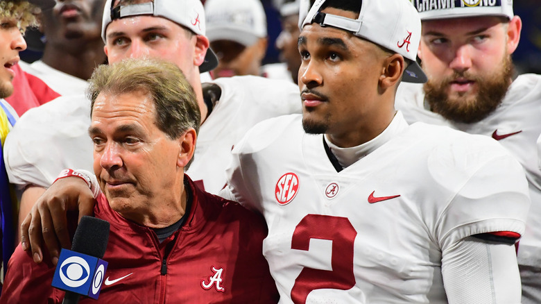 Jalen Hurts étreint l'entraîneur Nick Saban