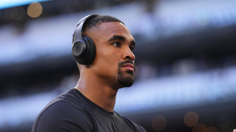 Jalen Hurts porte des écouteurs, regarde au loin