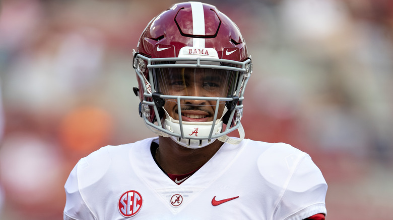 Jalen Hurts dans un casque de football, souriant