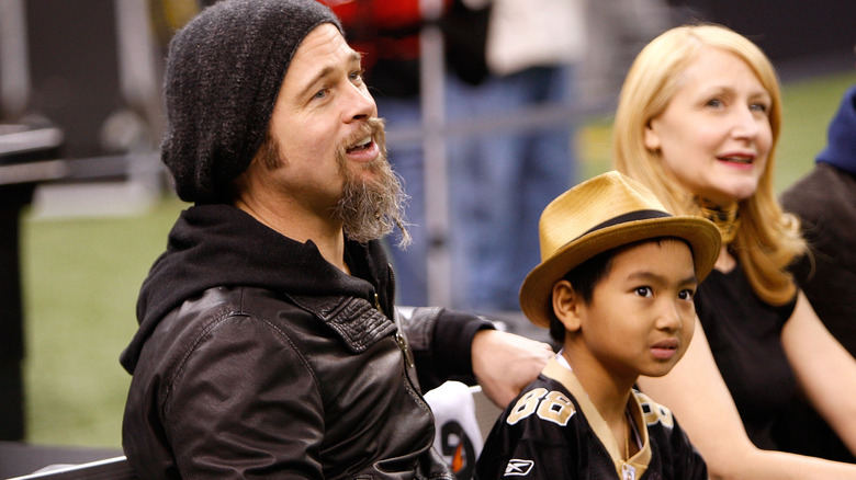 Brad Pitt est assis sur la touche avec Maddox dans un maillot des Saints