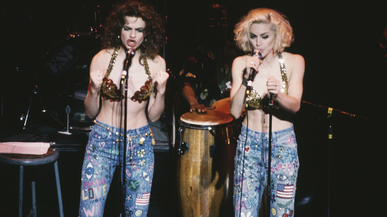 Madonna et Sandra Bernhard se produisent sur scène