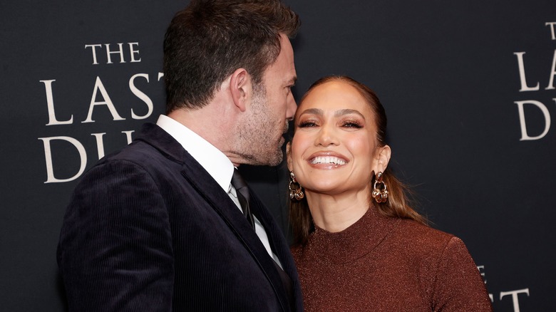 Ben Affleck chuchotant à Jennifer Lopez