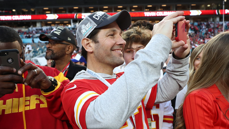 Paul Rudd prenant une photo