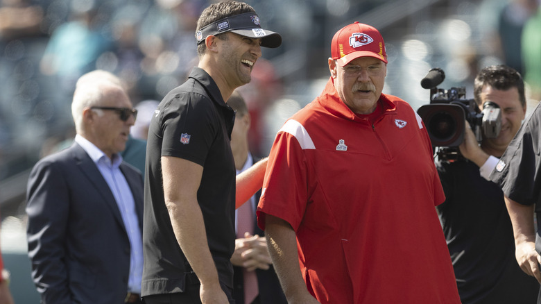 Nick Sirianni et Andy Reid discutent sur le terrain