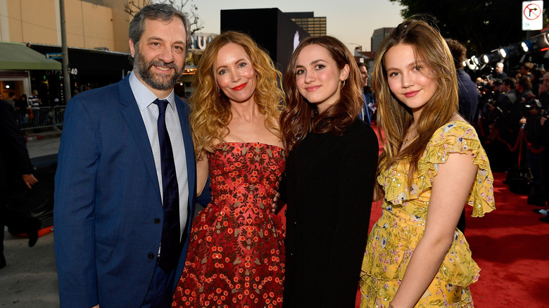 Judd Apatow, Leslie Mann, Maude Apatow, Iris Apatow tapis rouge