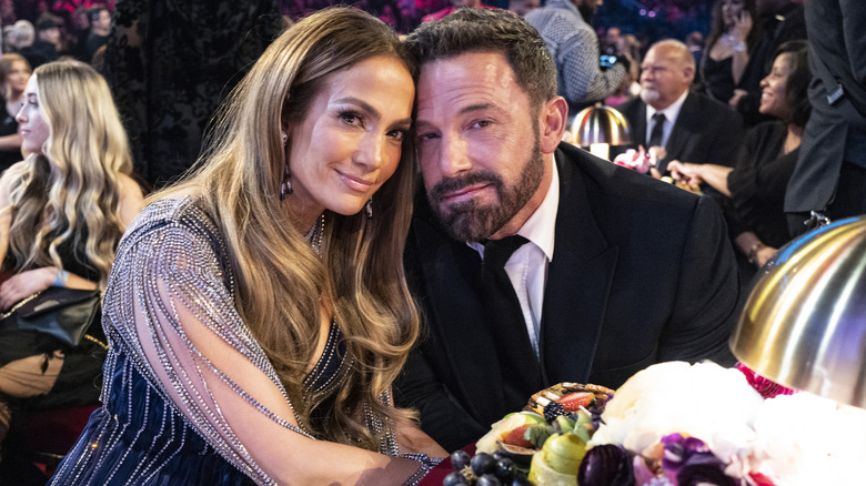 Jennifer Lopez et Ben Affleck assis ensemble