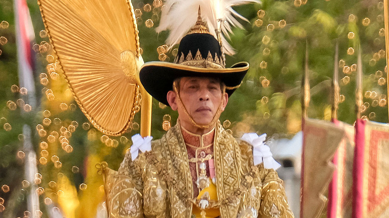 Le roi Vajiralongkorn regarde