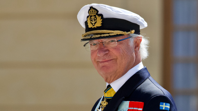 Le roi Carl de Suède souriant