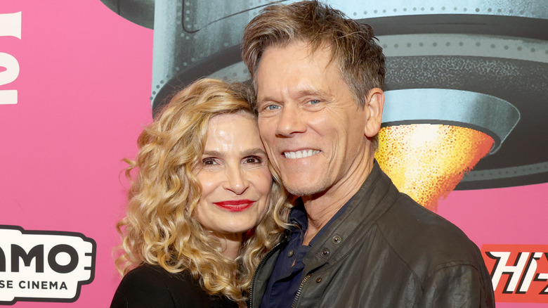 Kyra Sedgwick et Kevin Bacon sourient 