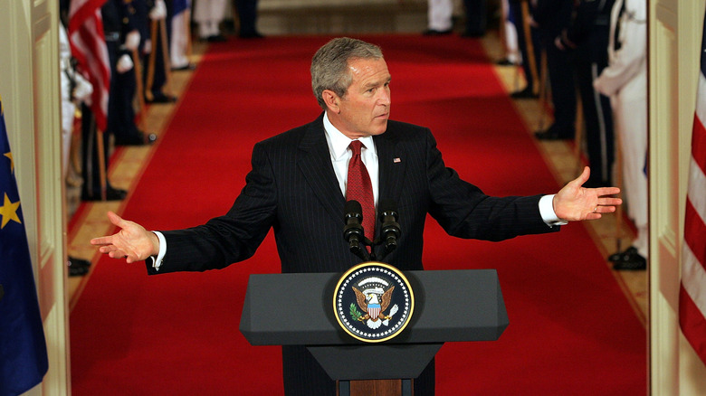 George W. Bush faisant des gestes