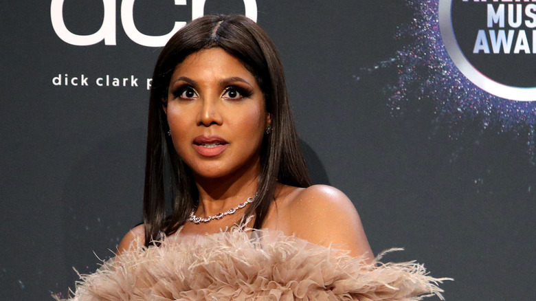 Toni Braxton posant à l'événement