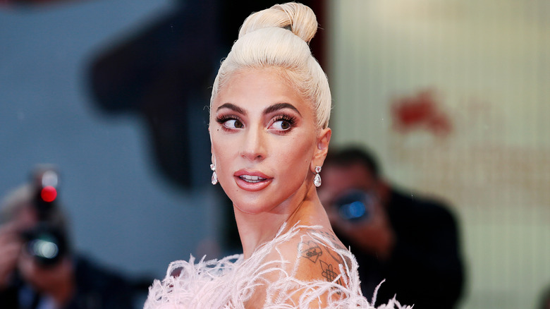 Lady Gaga regarde par-dessus son épaule