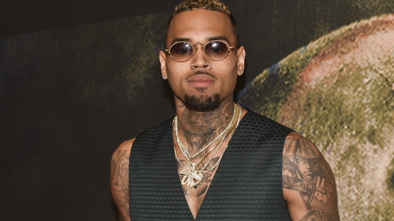 Chris Brown porte des lunettes