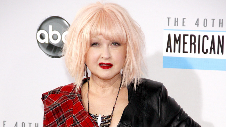 Cyndi Lauper posant avec des cheveux roses