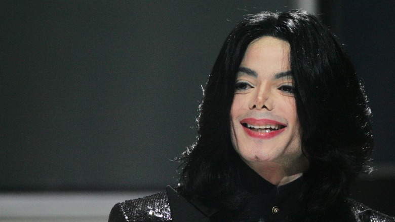 Michael Jackson souriant à l'événement