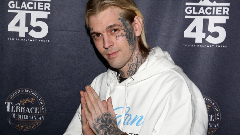 Aaron Carter posant avec des mains de prière