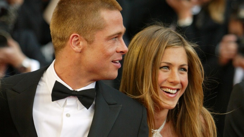 Brad Pitt et Jennifer Aniston posent sur le tapis rouge