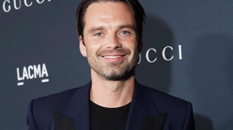 Sebastian Stan souriant sur le tapis rouge du LACMA