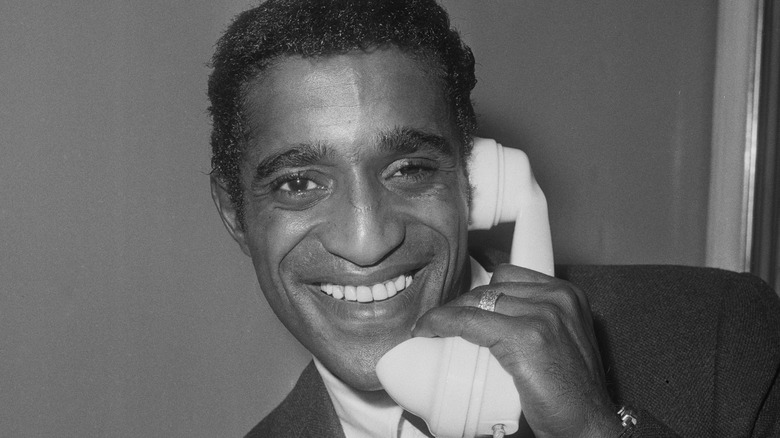 Sammy Davis Jr souriant 