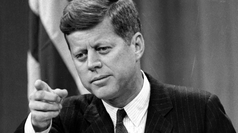 John F. Kennedy pointant du doigt 