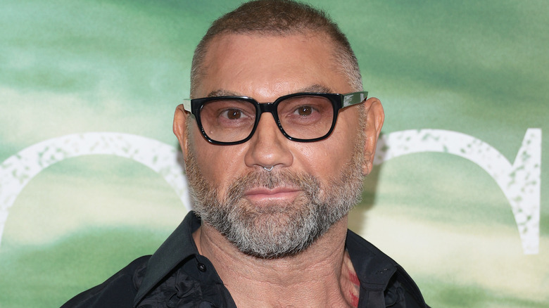 Dave Bautista portant des lunettes de soleil teintées noires