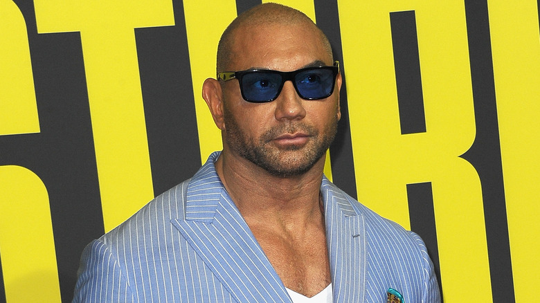 Dave Bautista portant des lunettes de soleil teintées de bleu