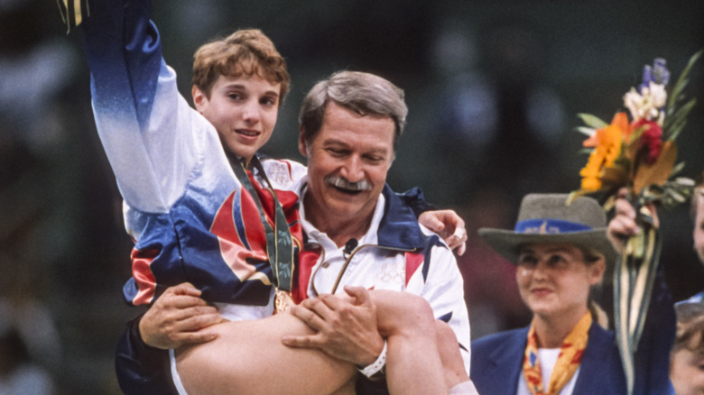 Kerri Strug porté par Bela Karolyi