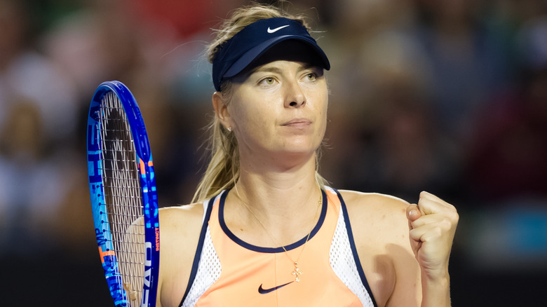 Maria Sharapova tenant une raquette de tennis