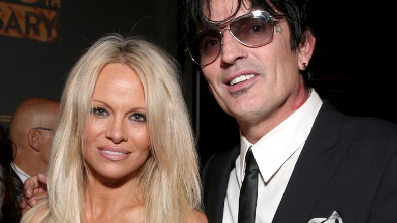 Pamela Anderson et Tommy Lee posant ensemble