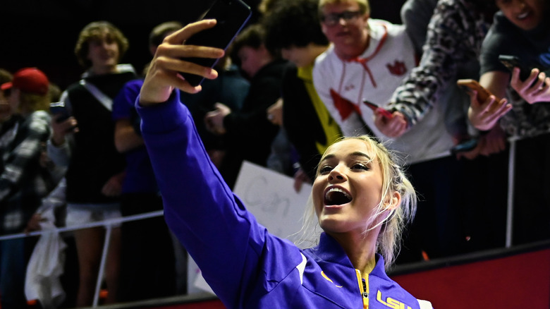 Olivia Dunne prend des selfies avec ses fans