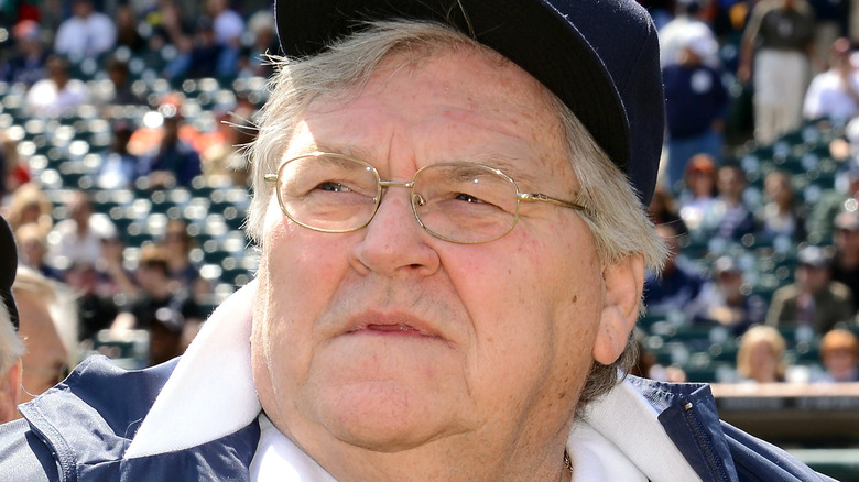 Denny McLain regarde à droite