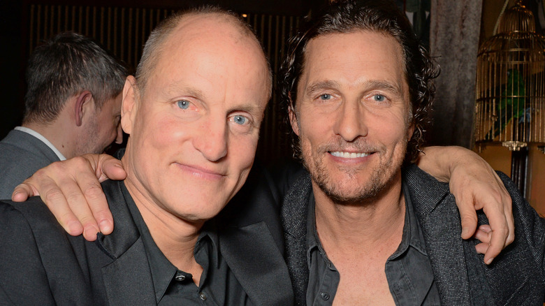 Woody Harrelson Matthew McConaughey bras autour des épaules