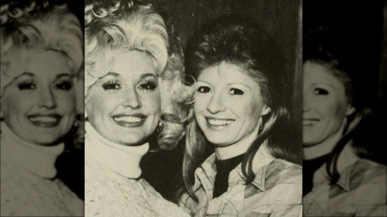 Dolly Parton et Judy Ogle souriant