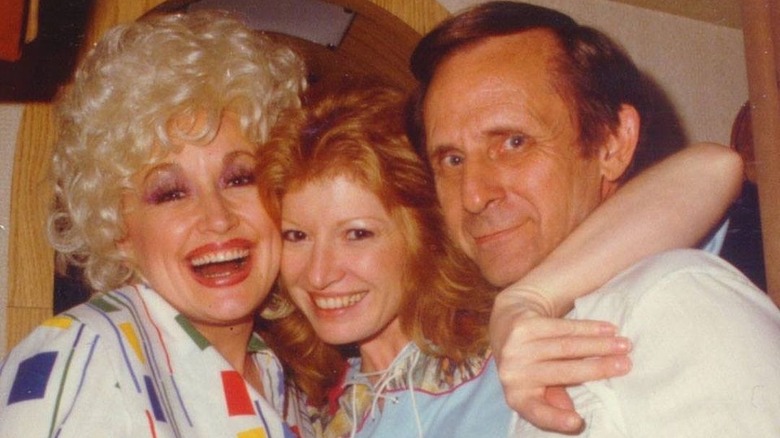 Dolly Parton, Judy Ogle et Don Warden posant ensemble