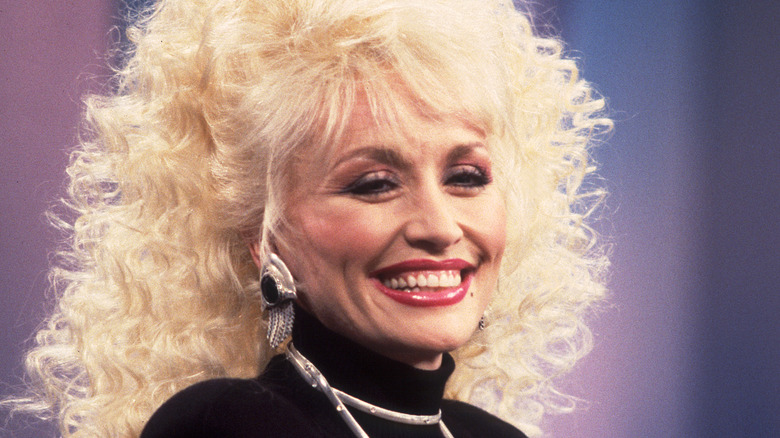 Dolly Parton souriant