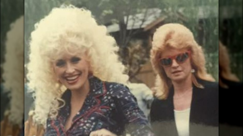 Dolly Parton et Judy Ogle marchant dehors