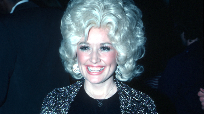 Dolly Parton souriant