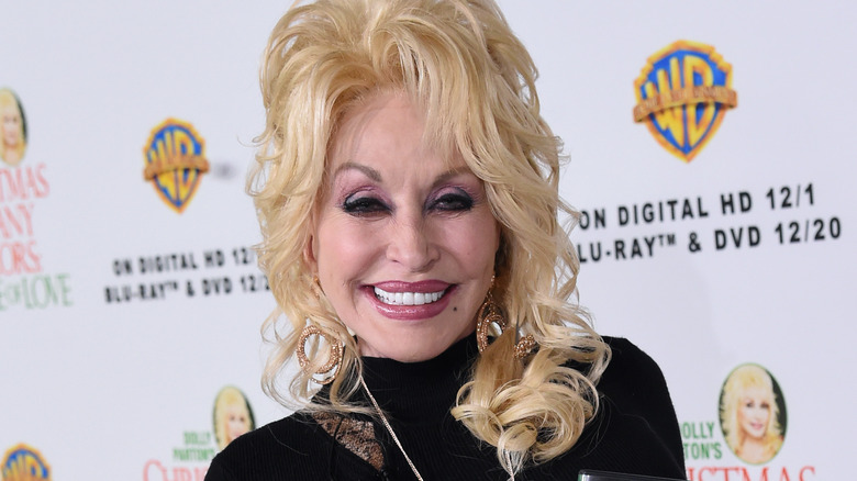 Dolly Parton souriant à la première du film