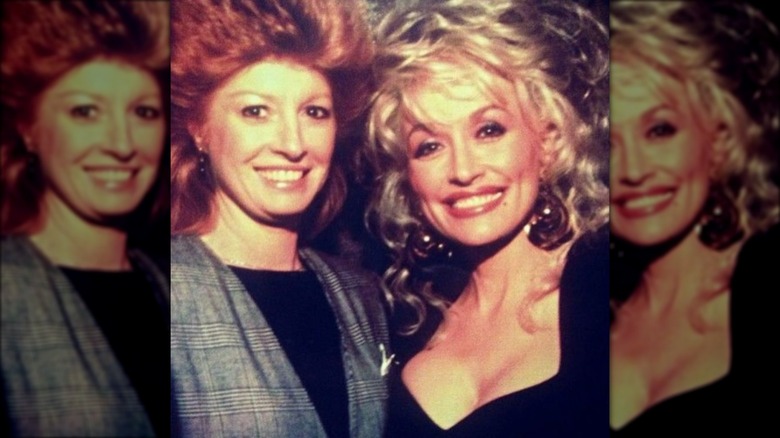 Judy Ogle et Dolly Parton souriant